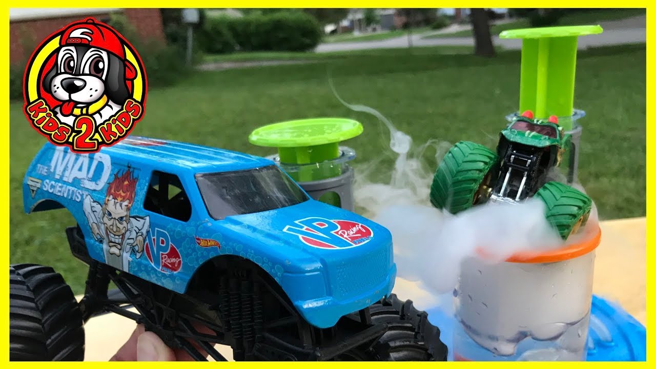 Monster Jam MAD SCIENTIST Beaker Creatures: Dogs into Dragons! GRAVE DIGGER, Max D, CAPTAIN AMERICA