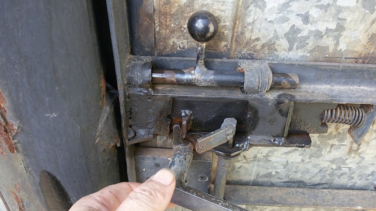 Замок на калитку от честных людей.The lock on the gate