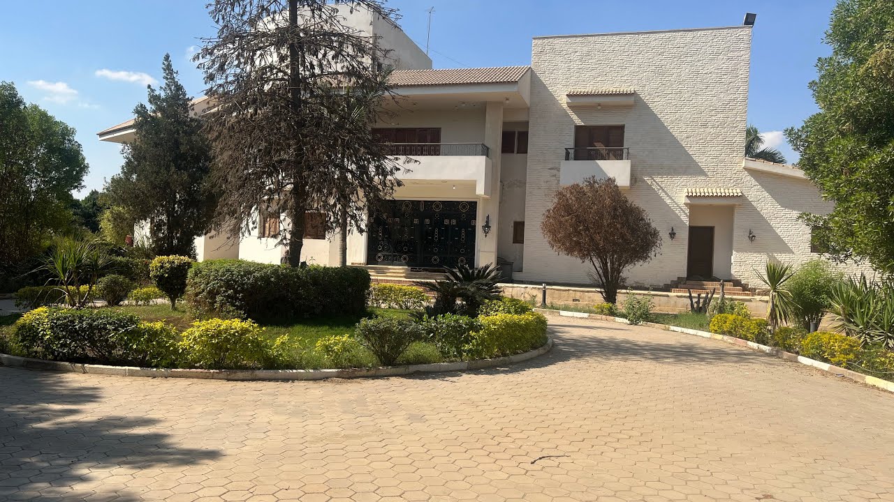 فيلا فخمة علي مساحة  ٨فدان محاطه بسور مزروعة مانجو وبها معلف مواشي بالمنصوريه قريبةمن الصليبةِ وزايد