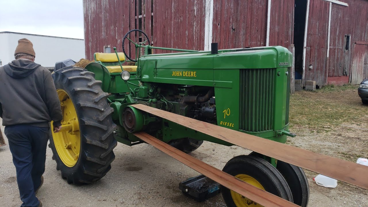 Зимний 2-цилиндровый трактор John Deere с ременным и ручным запуском после ремонта.