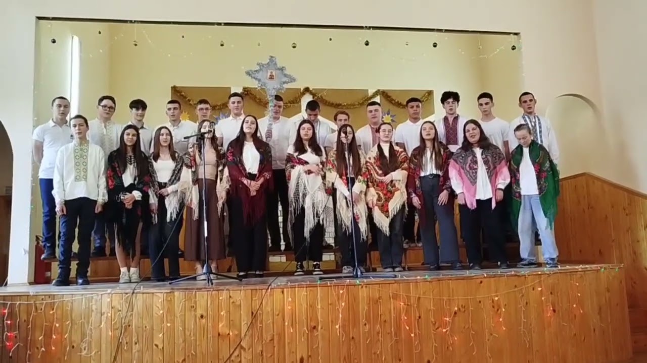 Колядують учні 10-х класів. Мензак І.В., Новосадська Л.М.