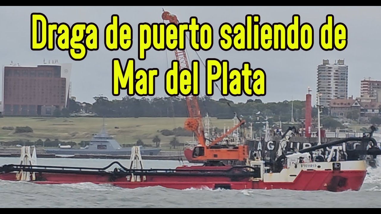 Draga del puerto saliendo del Puerto de Mar del Plata, luego de dragar  a descargar lo dragado.