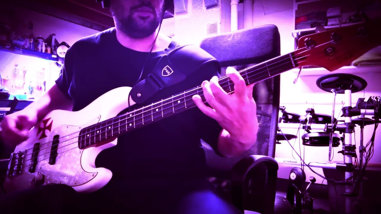 Best krist Novoselic bass line? (Nirvana - On a Plain)