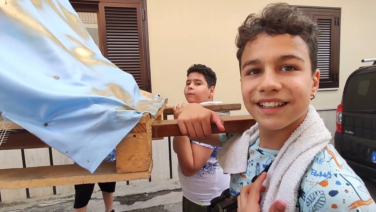 Ragazzini di Casaluce (Ce) portano la Madonna in processione