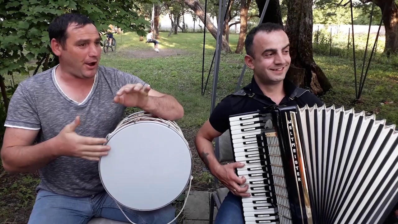 არხოტის ცასავით ლურჯი გაქვს თვალები.