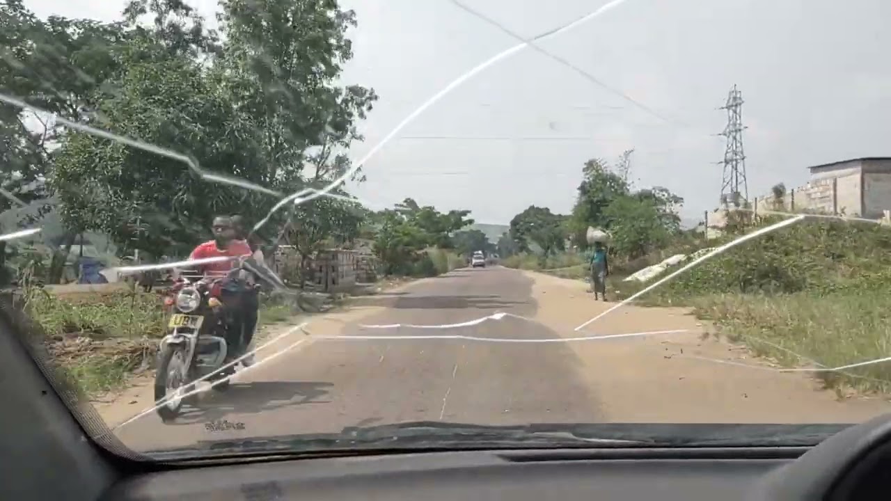 La route de Maluku centre à l'entrée de Nécropole 2