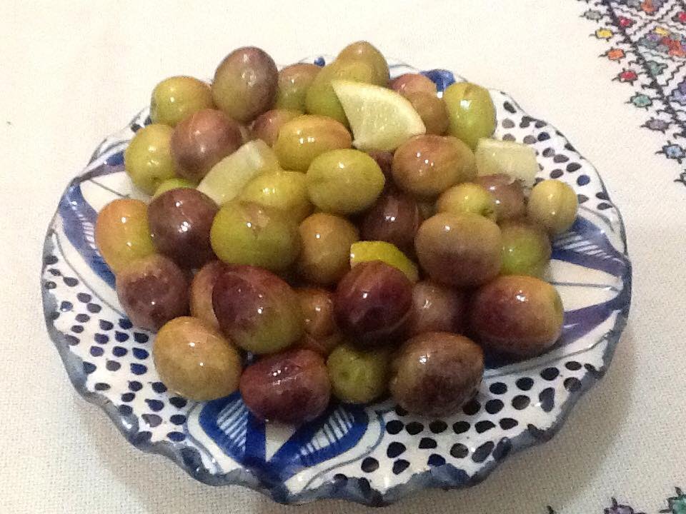 تخليل و تصبير الزيتون المدقوق / المشقوق بالبيت من المطبخ المغربي مع ربيعة  Olive En Conserve