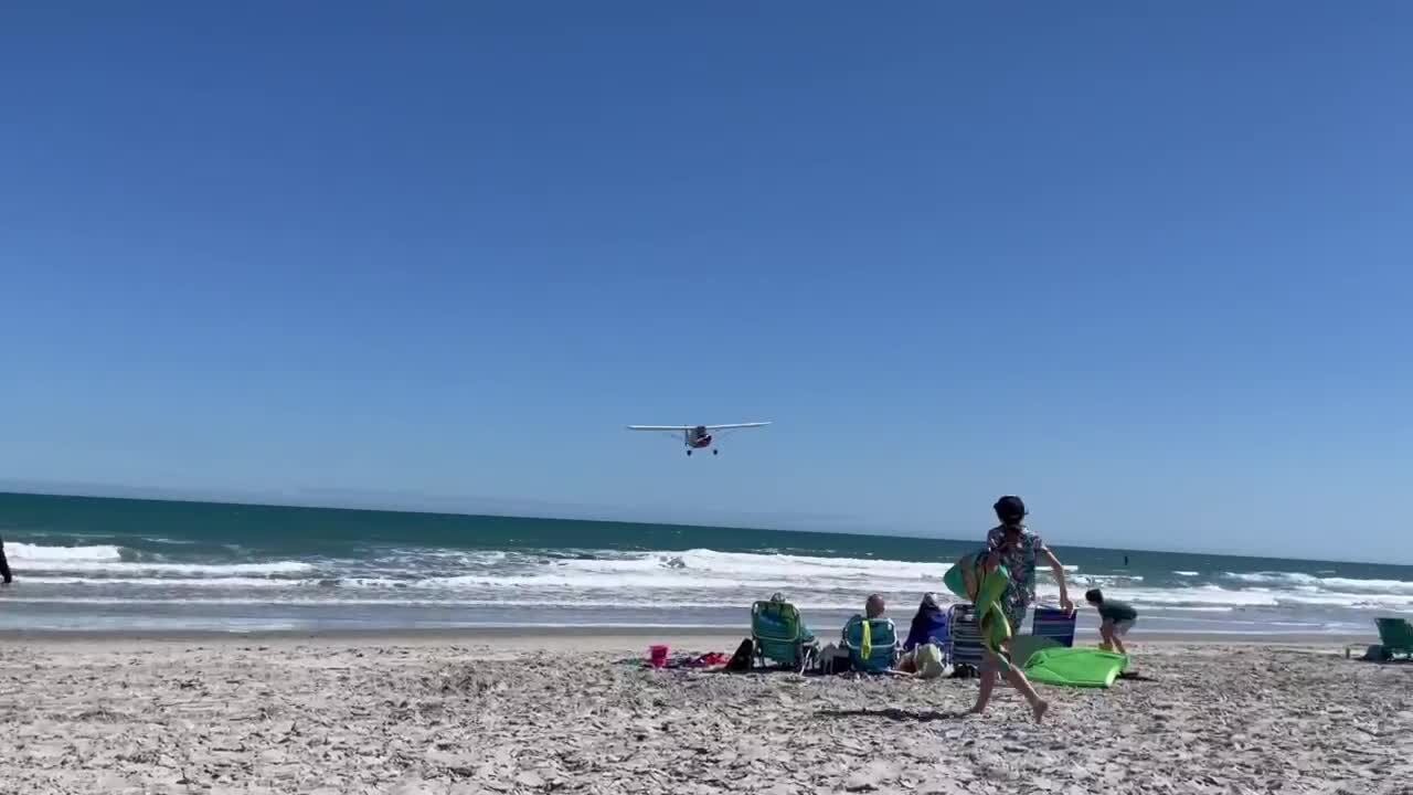 &lsquo;Dive bombing&rsquo;: Video shows plane flying close to Pawleys Island beach