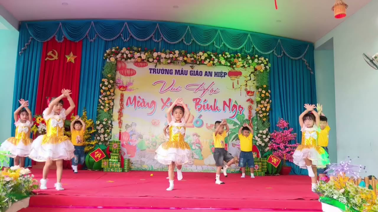 Xuân ơi ở lại chơi 