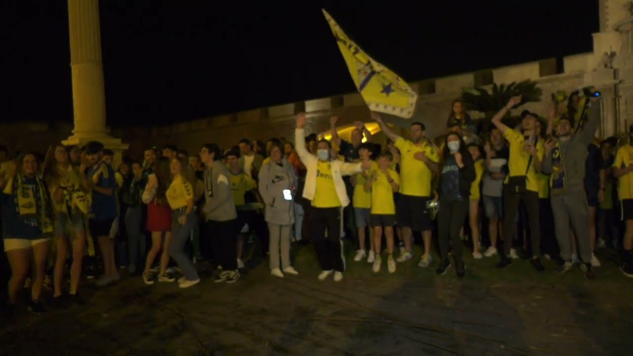 Celebración de la afición amarilla para celebrar la permanencia del Cádiz CF en Primera (23-05-22).