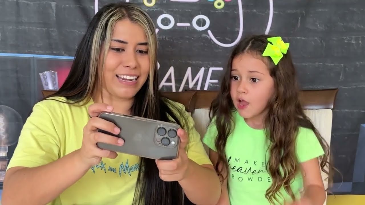 LARISSA E LAYRA TIVERAM QUE FUGIR DO HOMEM ESTRANHO DENTRO DA BANHEIRA!!