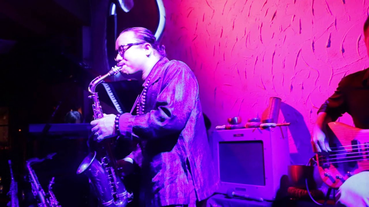 Tran Manh Tuan plays Thanh Pho Buon at Saxnart Jazz Club