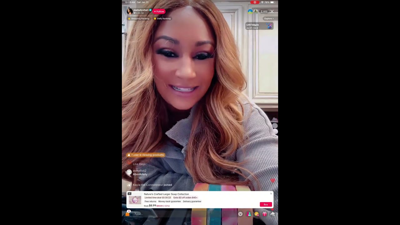 Мелоди проводит полный прямой эфир в TikTok со своими детьми.