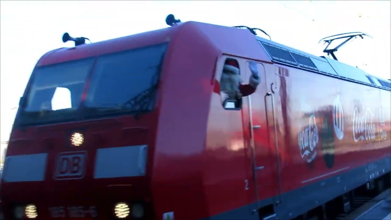 Der Coca-Cola Weihnachtszug erreicht den Leipziger Hauptbahnhof