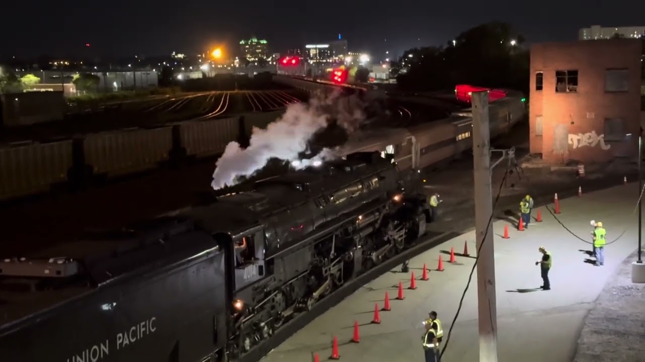 Amtrak 316 Arrives in STL with steam whistle salute