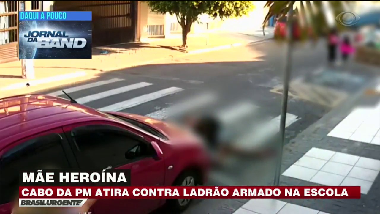 M&atilde;e hero&iacute;na: Policial a paisana atira contra assaltante