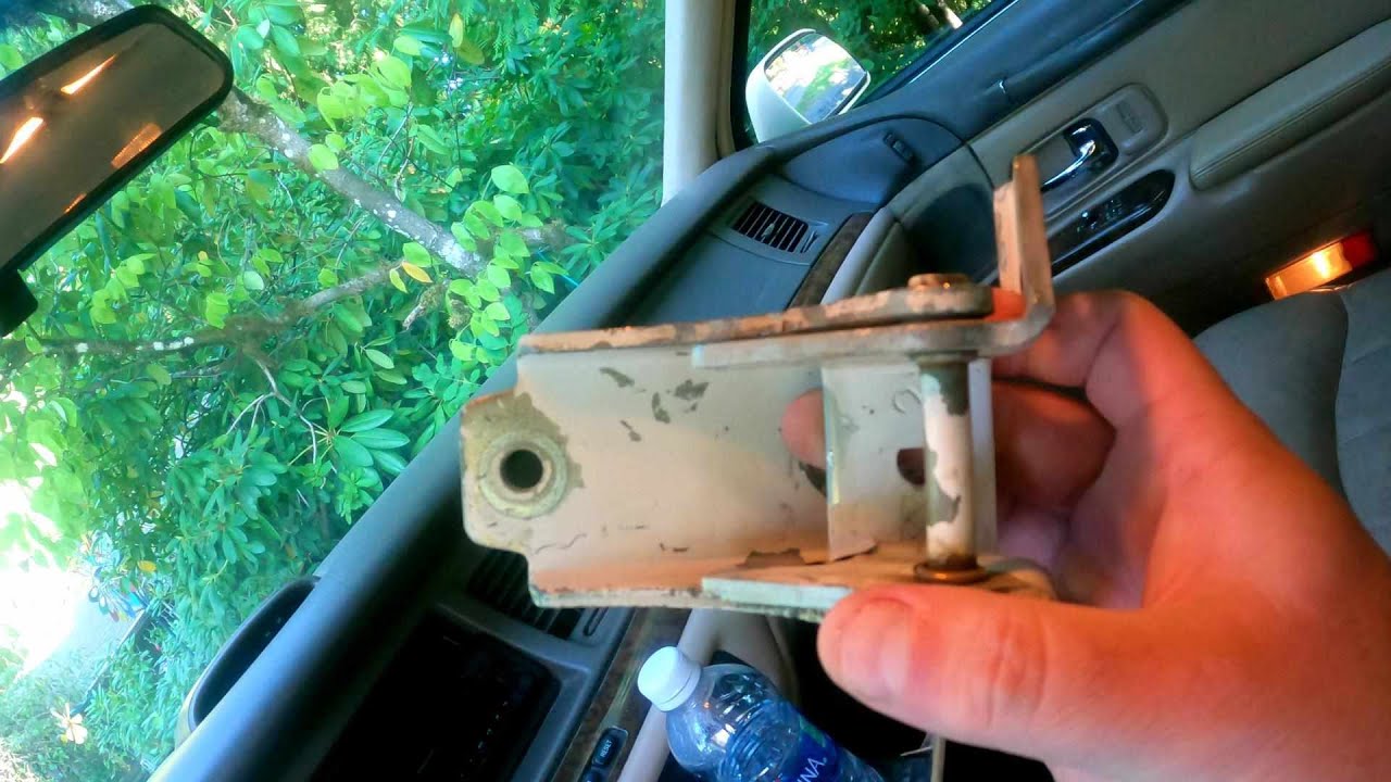 Замена дверной петли в Lincoln Town Car 1997 года выпуска.