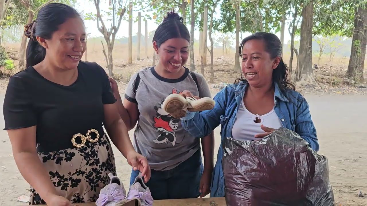 Doña Maga llevo ropa para regalar’ Lilian quedó sorprendida Ana no 😍