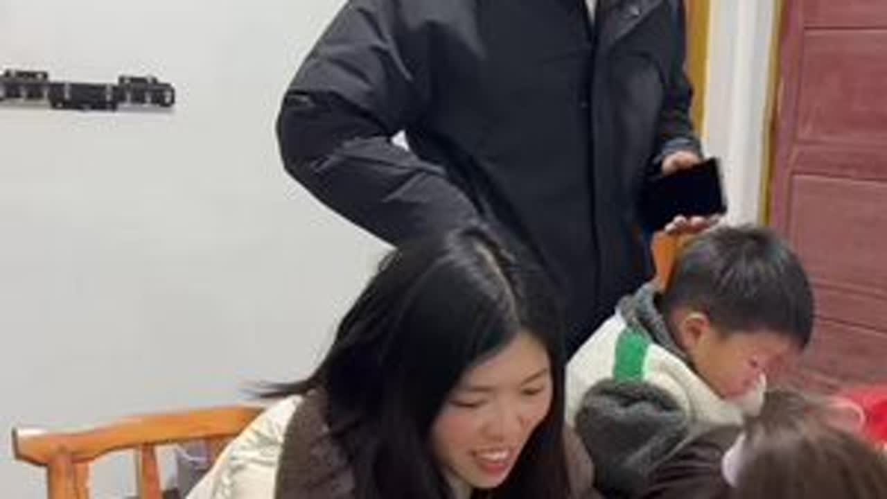 今天堂姐过来叫我去做美甲，老公估计是怕我做了指甲过年不做饭了，故意在那说做美甲掉漆吧！你们过年的3件套都安排好了吗？#我的乡村生活 #记录真实生活 #农村生活 #家庭日常 #平平淡淡小日子