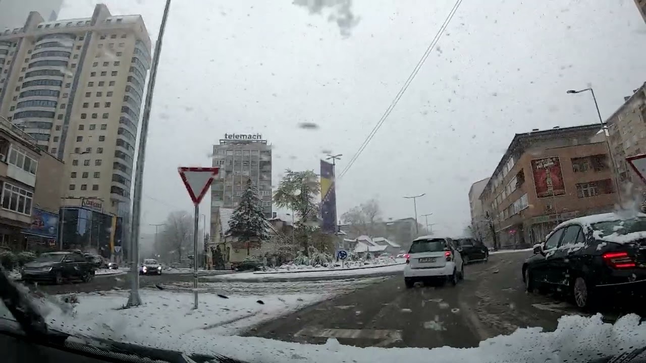 Snijeg u Tuzli otežao saobraćanje, pojedine ulice beze električne energije