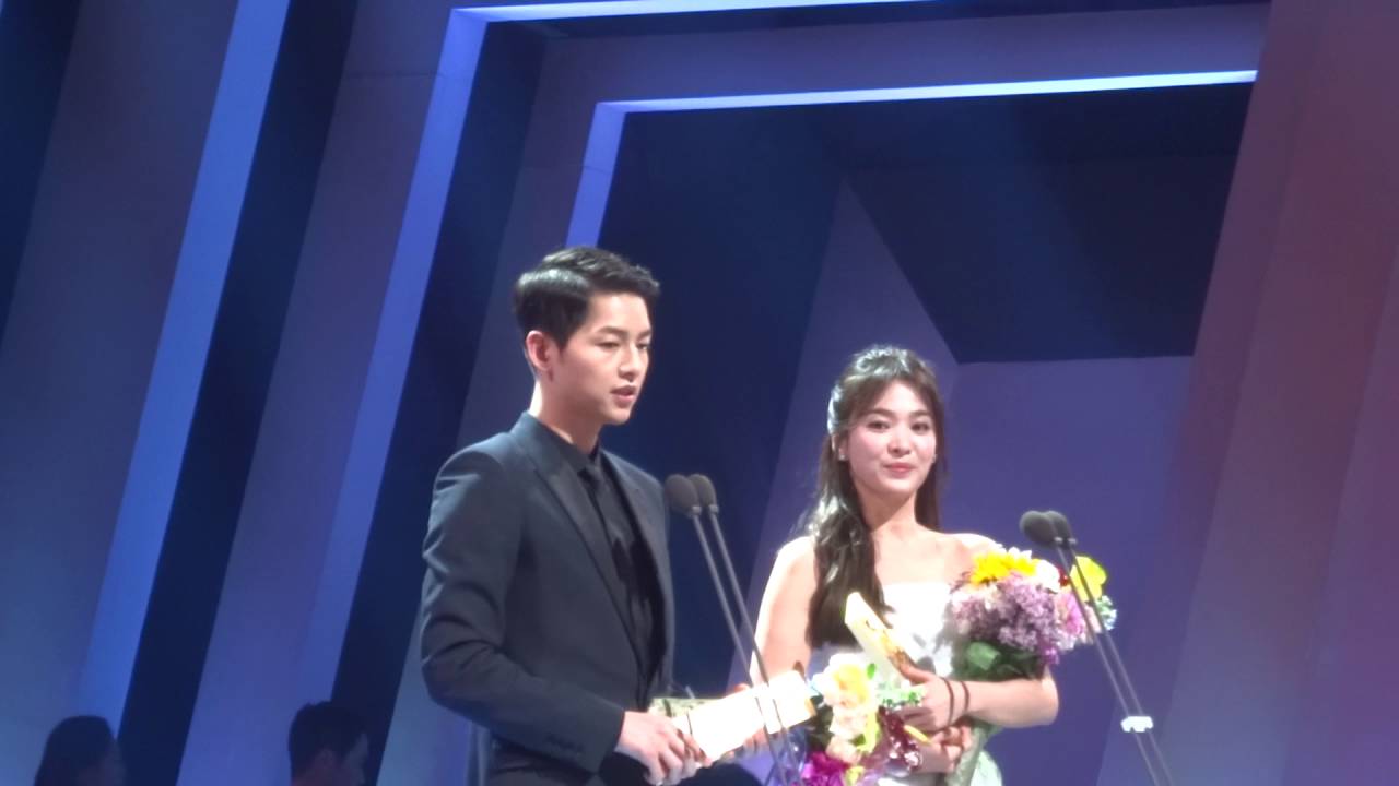 20160603 (Fancam )Song Joong Ki and Song Hye Kyo receiving 2nd award