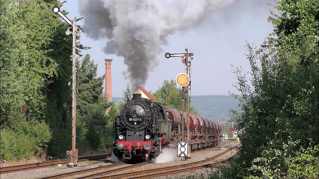 95 1027-2 mit schweren Kieszügen auf der Werrabahn