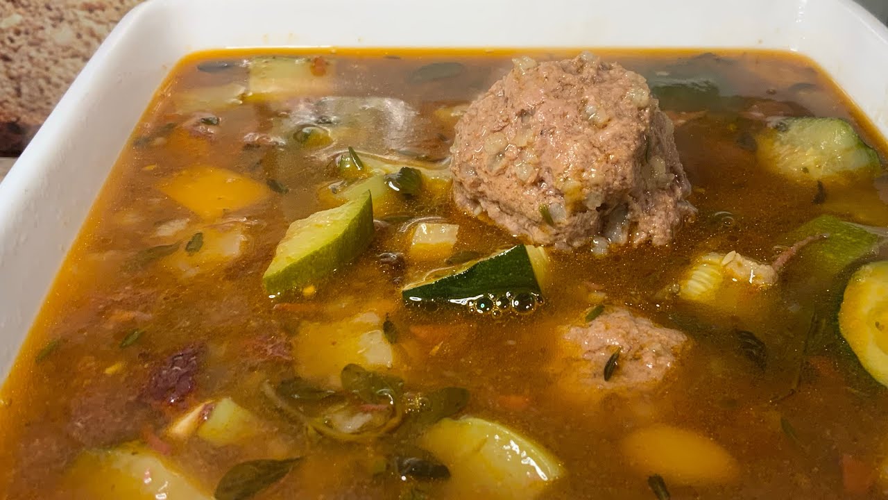 Albóndigas de res en caldo de res casero