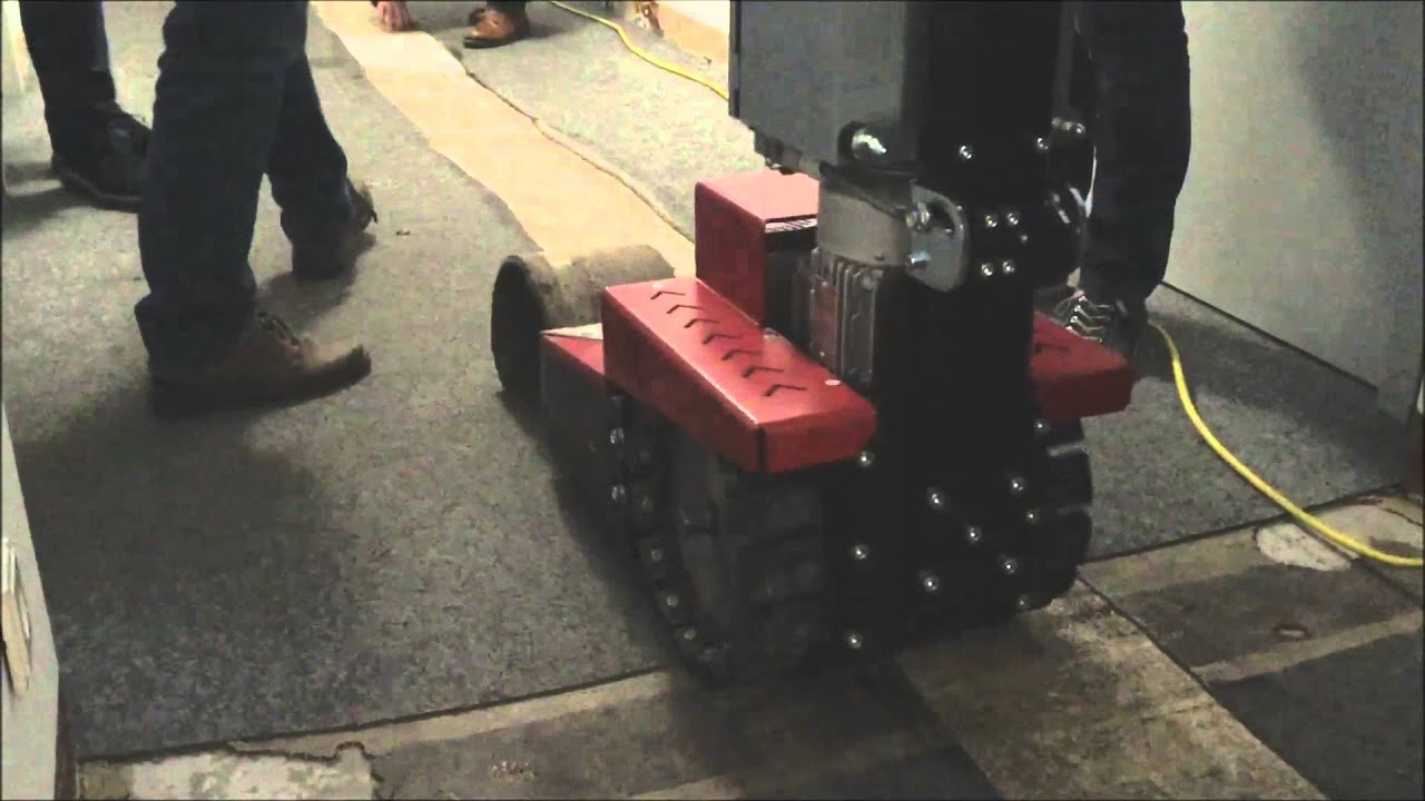 Entfernen von Nadelfilz mit Korkgranulat Unterlage mit dem ROLL-STRIPPER RO-2