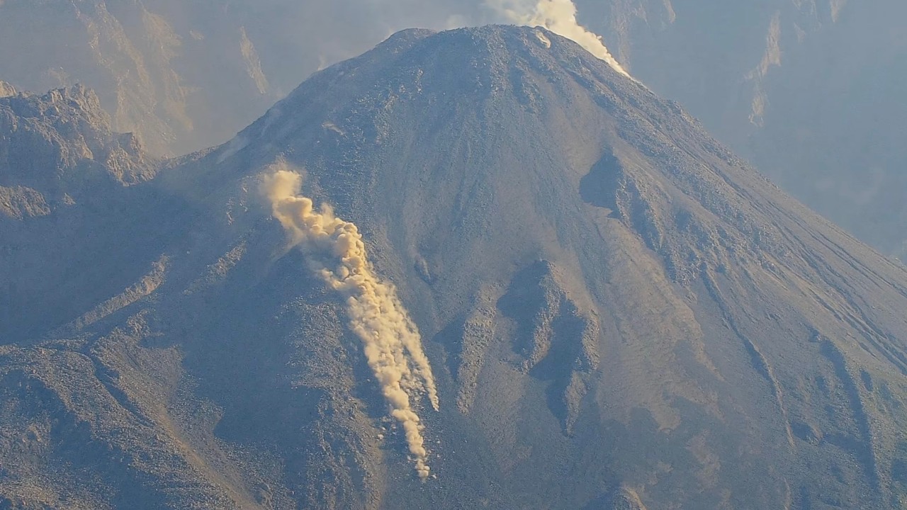Massive Boulders Spotted Tumbling Down Santiaguito Volcano – Feb 20, 2026