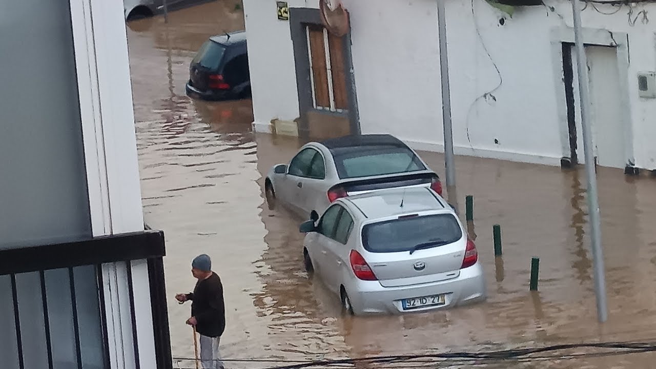 Carros submersos, estradas alagadas: mau tempo e chuva forte chegam a Faro