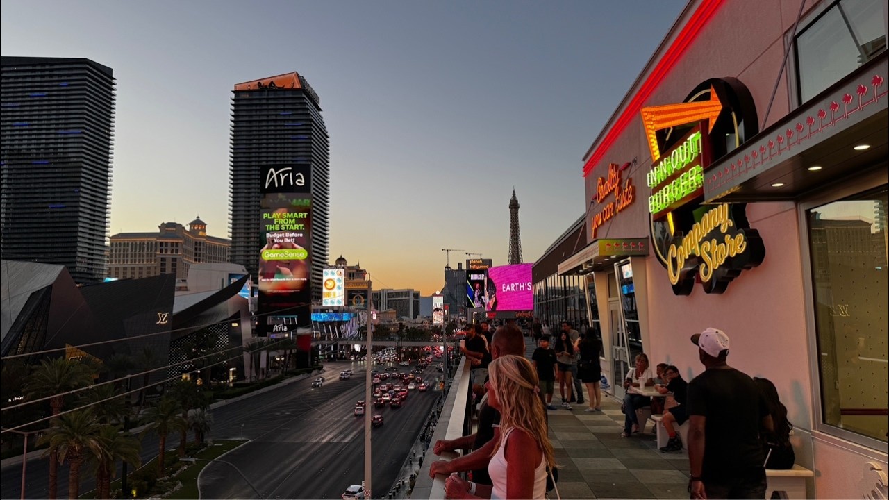 LAS VEGAS LIVE! Friday Night 4th of July Weekend is CRAZY - July 3, 2026 🇺🇸