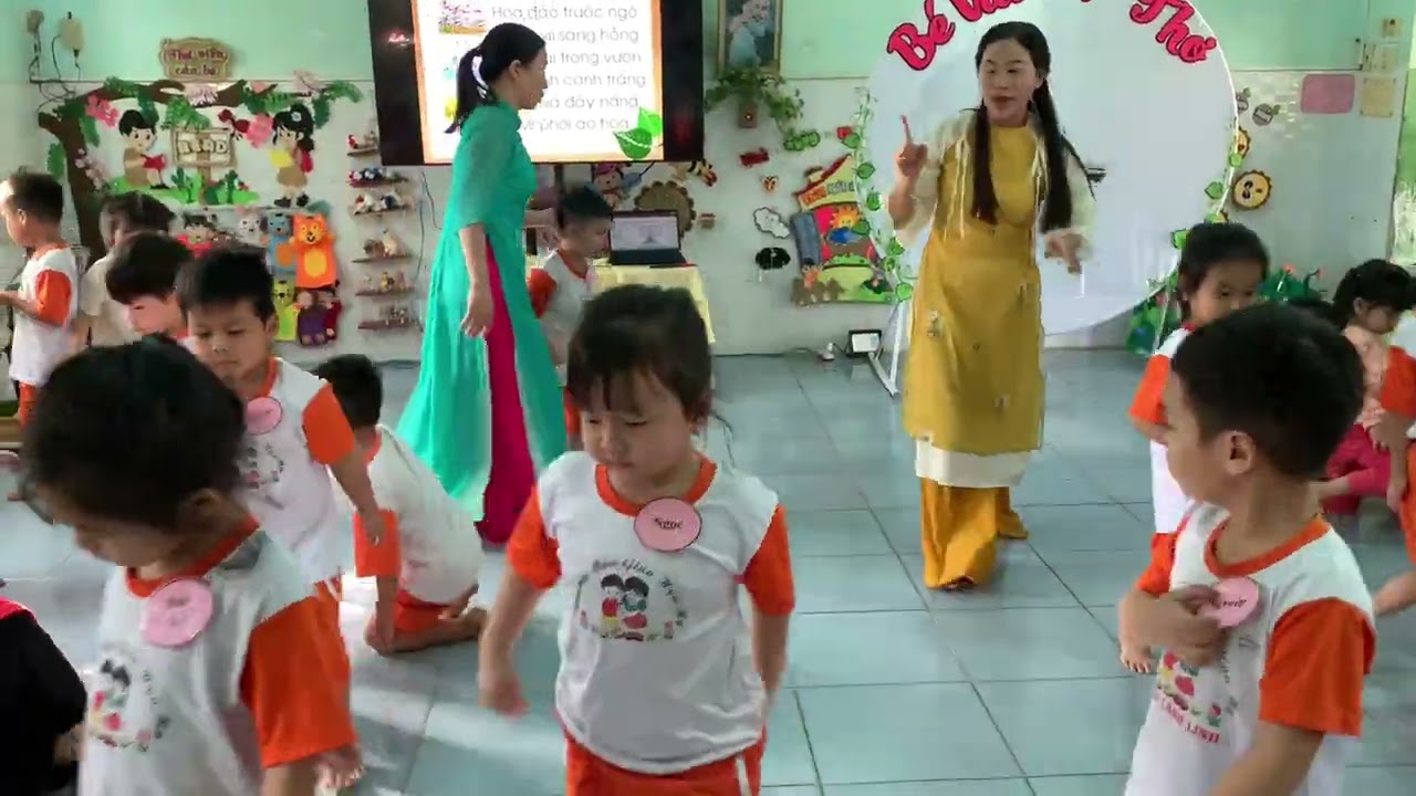 HĐ LQVH  dạy bé đọc thơ theo cô bài thơ “Tết đang vào nhà” lop 4-5 tuổi