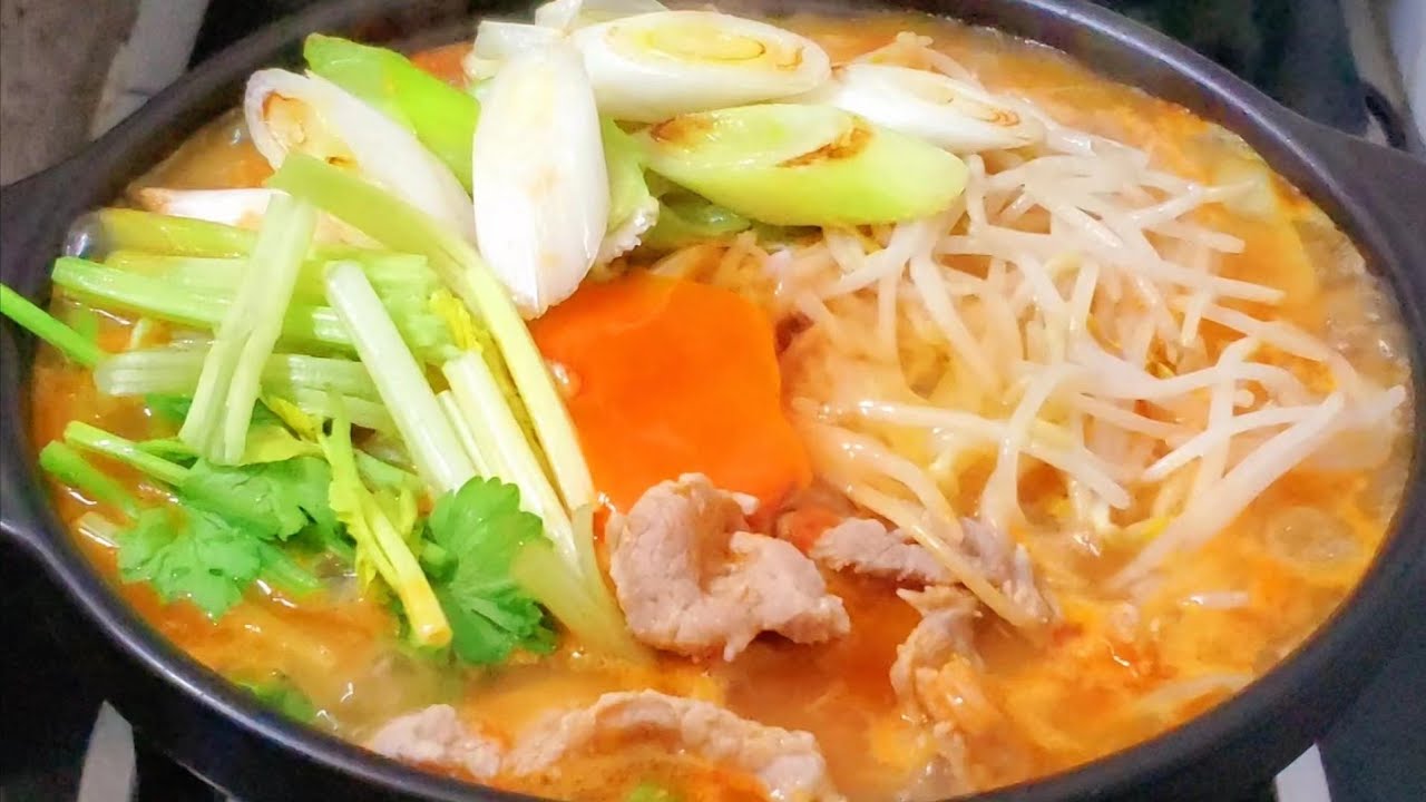 番茄豆芽大蔥肉片煲 Tomato, bean sprouts, scallions, and meat slices in+a pot