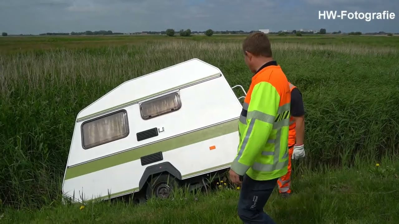Auto verliest caravan op dijk tussen Zwartsluis en Hasselt