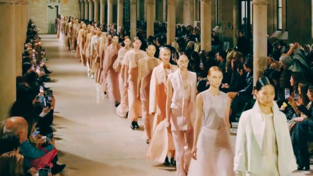 FASHION SHOW (AKRIS SPRING 2025 READY-TO-WEAR COLLECTION, SS25 | PARIS FASHION WEEK)