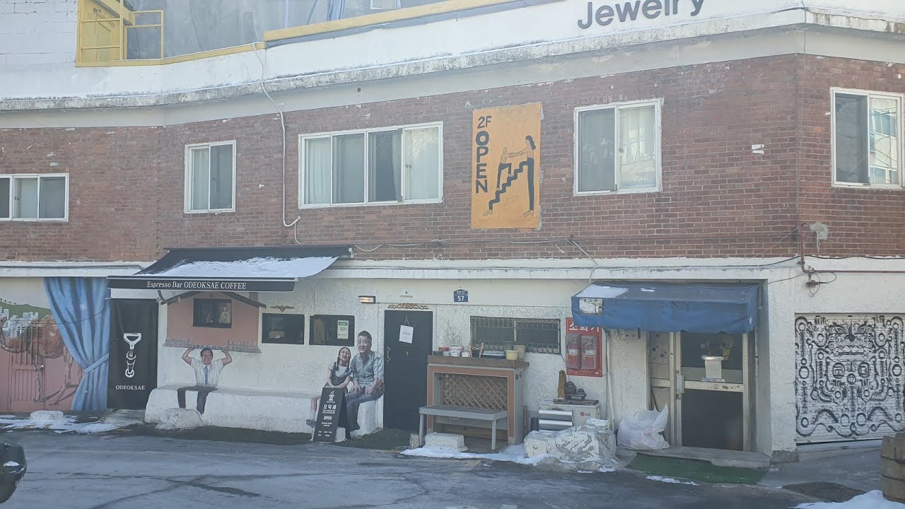 [4K] Walking to Hyehwa Stn. after a short tour of the main streets of Ihwa Mural Village Seoul Korea