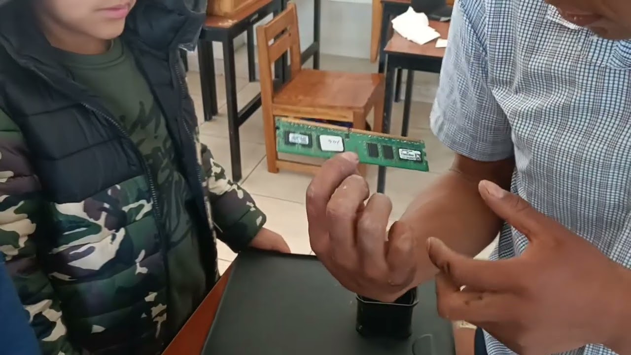 💻🔧CLASES DE ENSAMBLAJE DE COMPUTADORAS–PROF. HERNÁN👨‍🏫🛠️#EnsamblajeDeLaptops #MemoriaRAM #Tecnico 💻✨