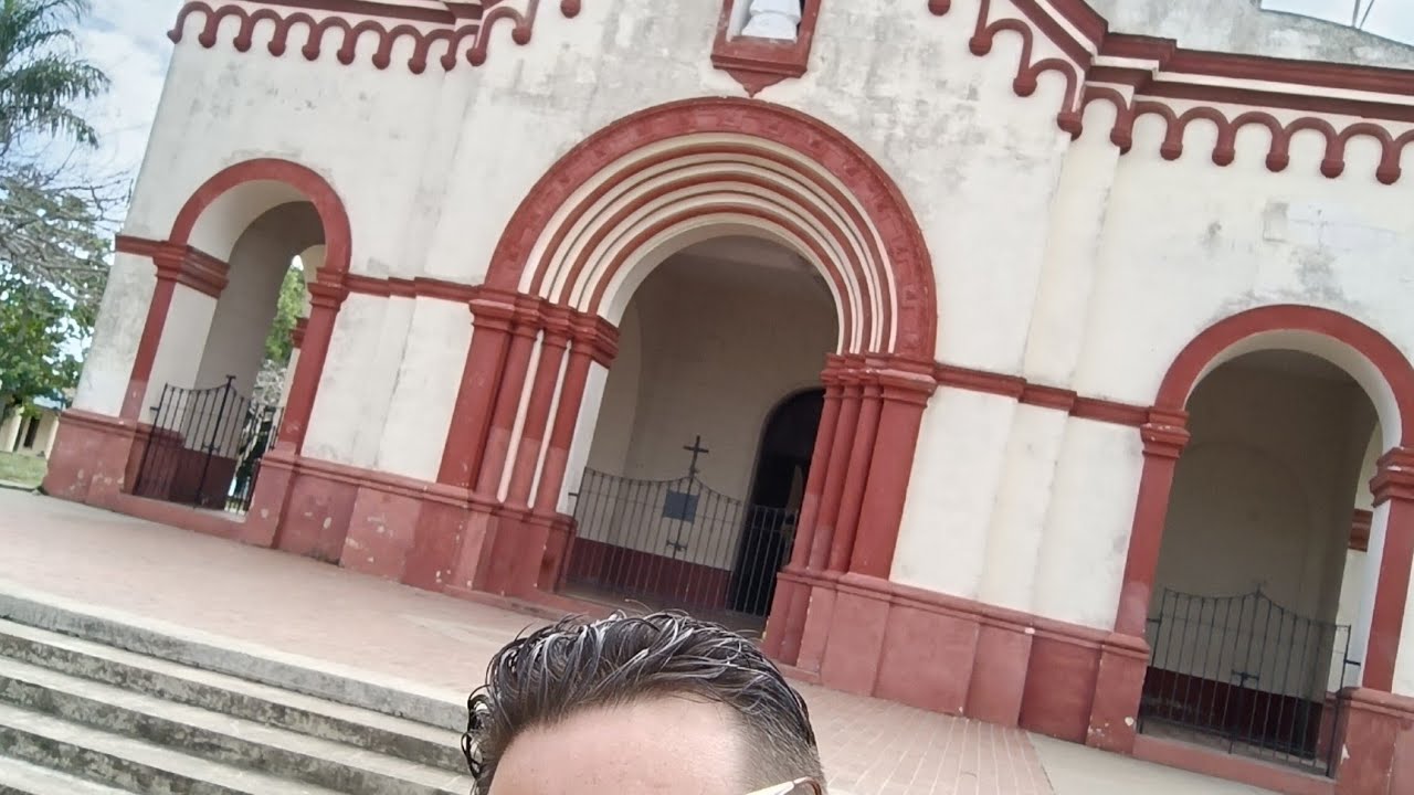 Caminando por la Avenida de la Caridad en Camagüey