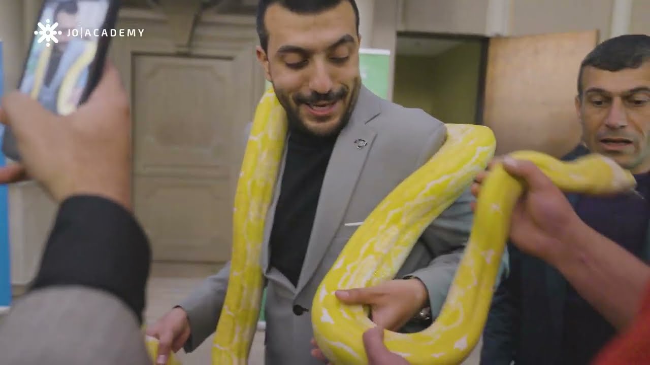 🐍 جبنالهم أفعى… شوفوا مين هرب أول واحد! 😱😂