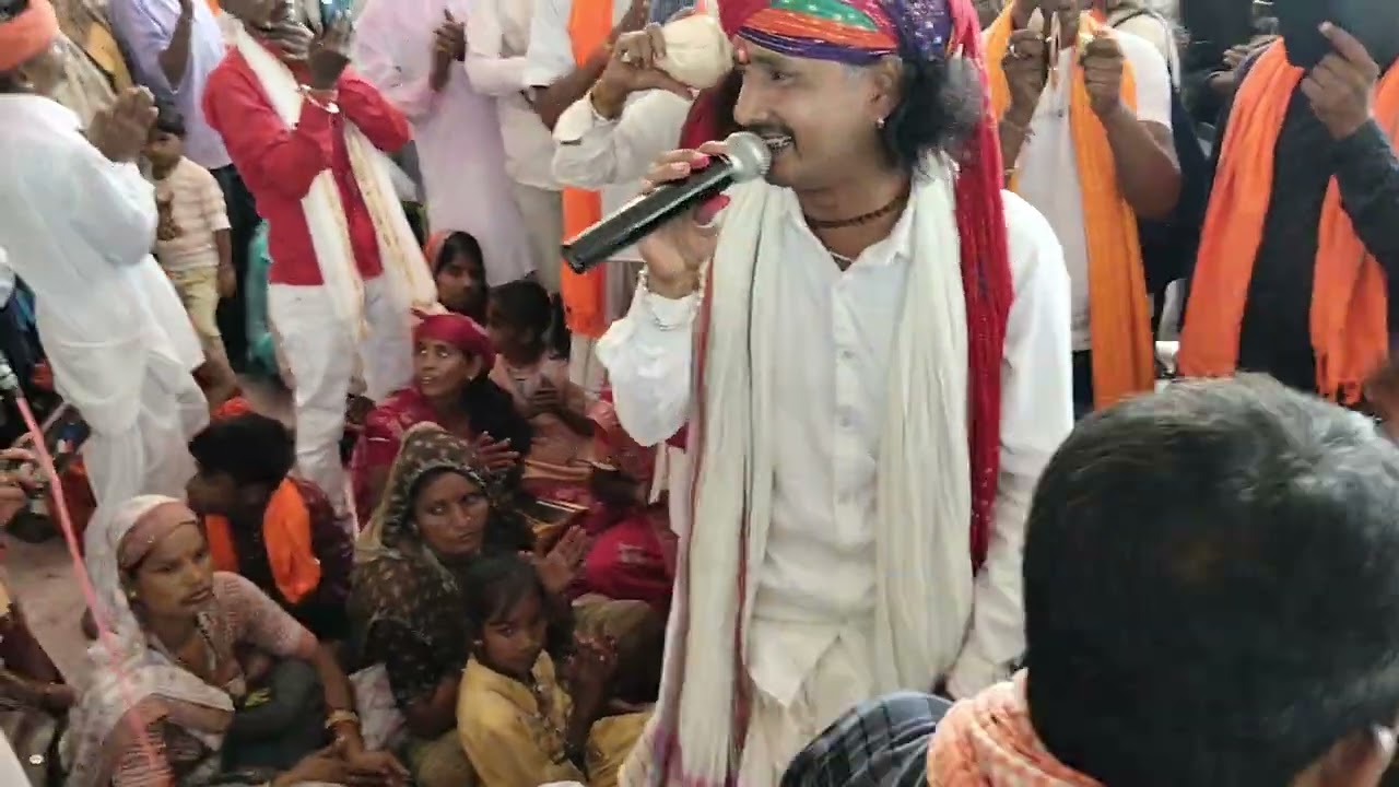 यह वीडियो मंदिर में लाइव रिकॉर्ड किया गया है।  स्टूडियो गीत का local performance दिखाया गया है।  