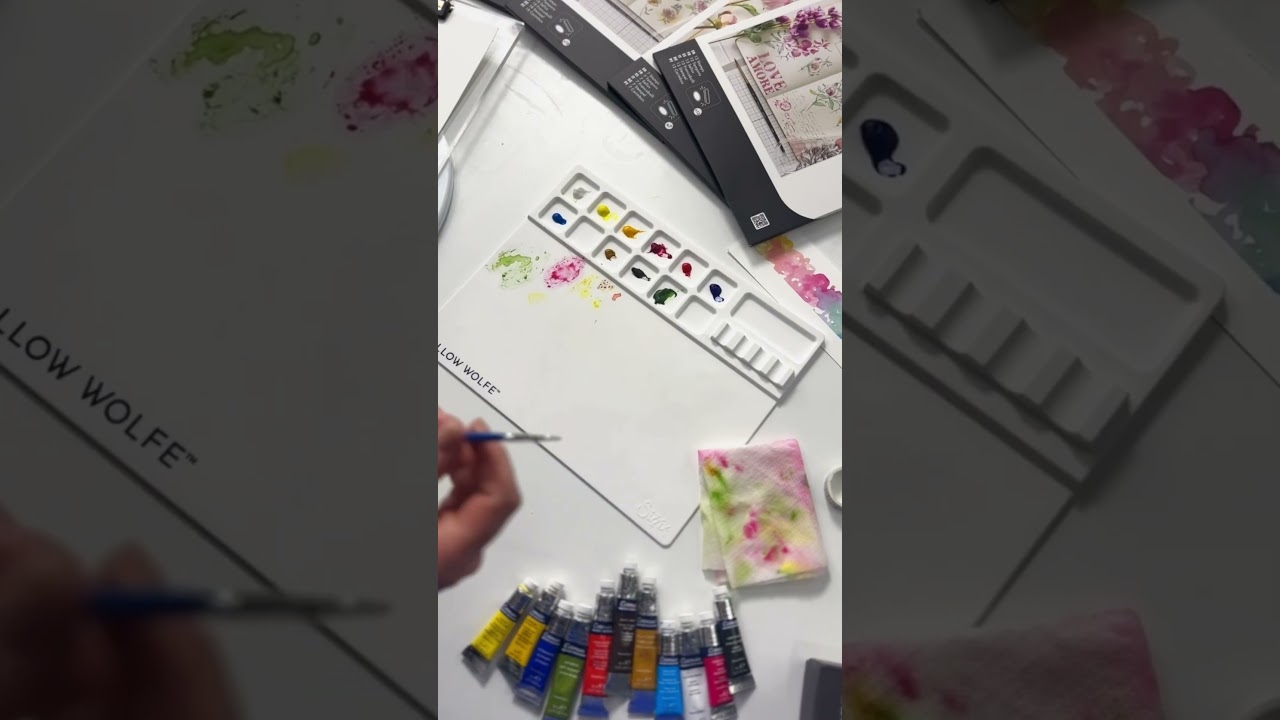 NOWOŚĆ! Podkładka do multimedi&oacute;w z paletą i uchwytem na pędzle od Willow Wolfe i Sizzix