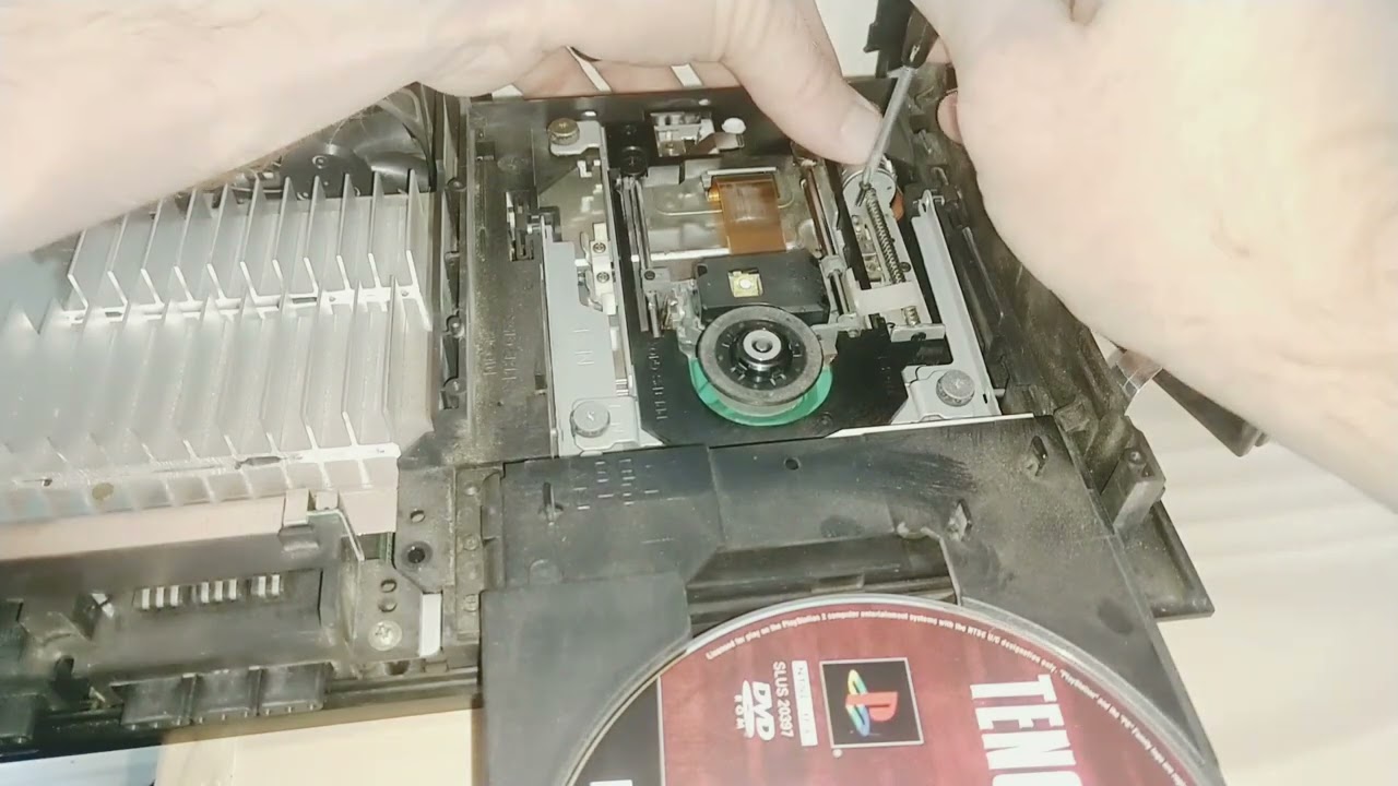 Исправлен скрежет и не считывание диска на PS2. Также очищена линза лазера и смазана PlayStation 2.