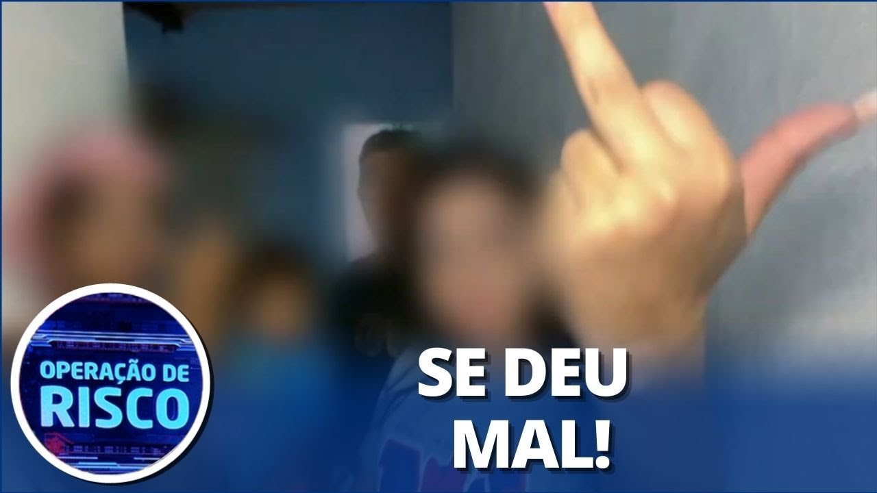 Irmã de suspeito é detida por mostrar dedo para delegado