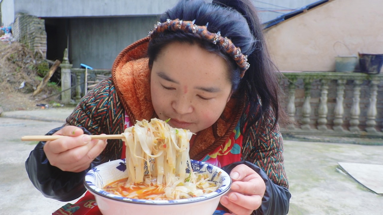 自己做的酸豆角，肉末一炒，拌粉好吃得很