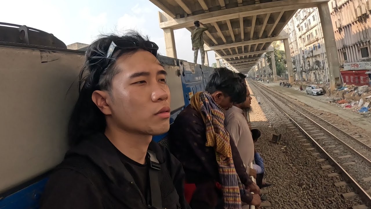 🇧🇩 โหนรถไฟท้องถิ่นเที่ยวบังคลาเทศ (Don't Tell My Insurance I Train Surfed in Dhaka)