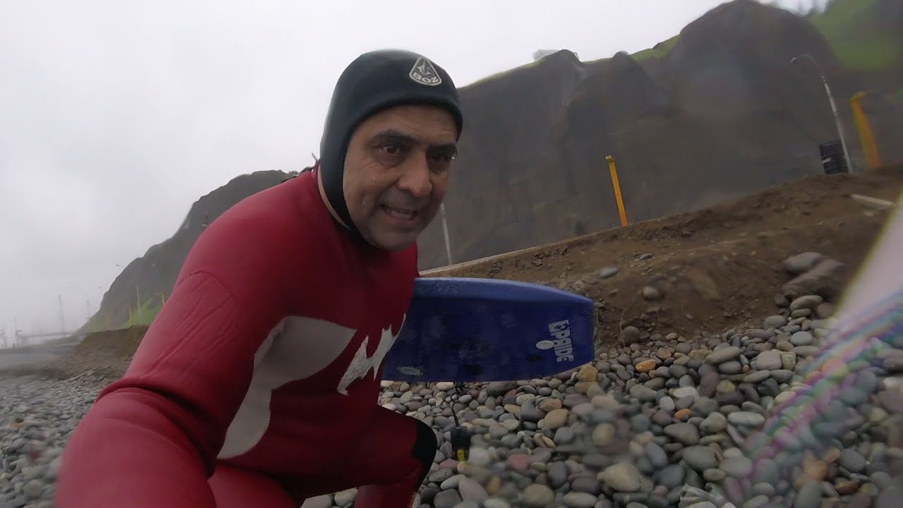 ¿Cómo debes salir con aletas de la playa?