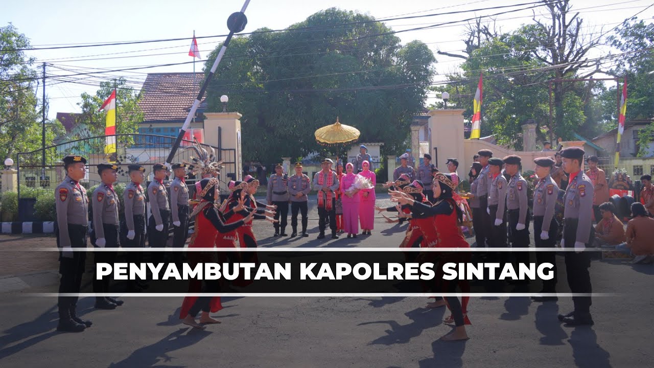 Penyambutan Kapolres Sintang AKBP Dwi Prasetyo dengan Tradisi Pedang Pora