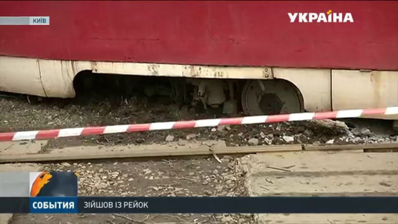 У столиці трамвай зійшов із рейок і врізався у дерево