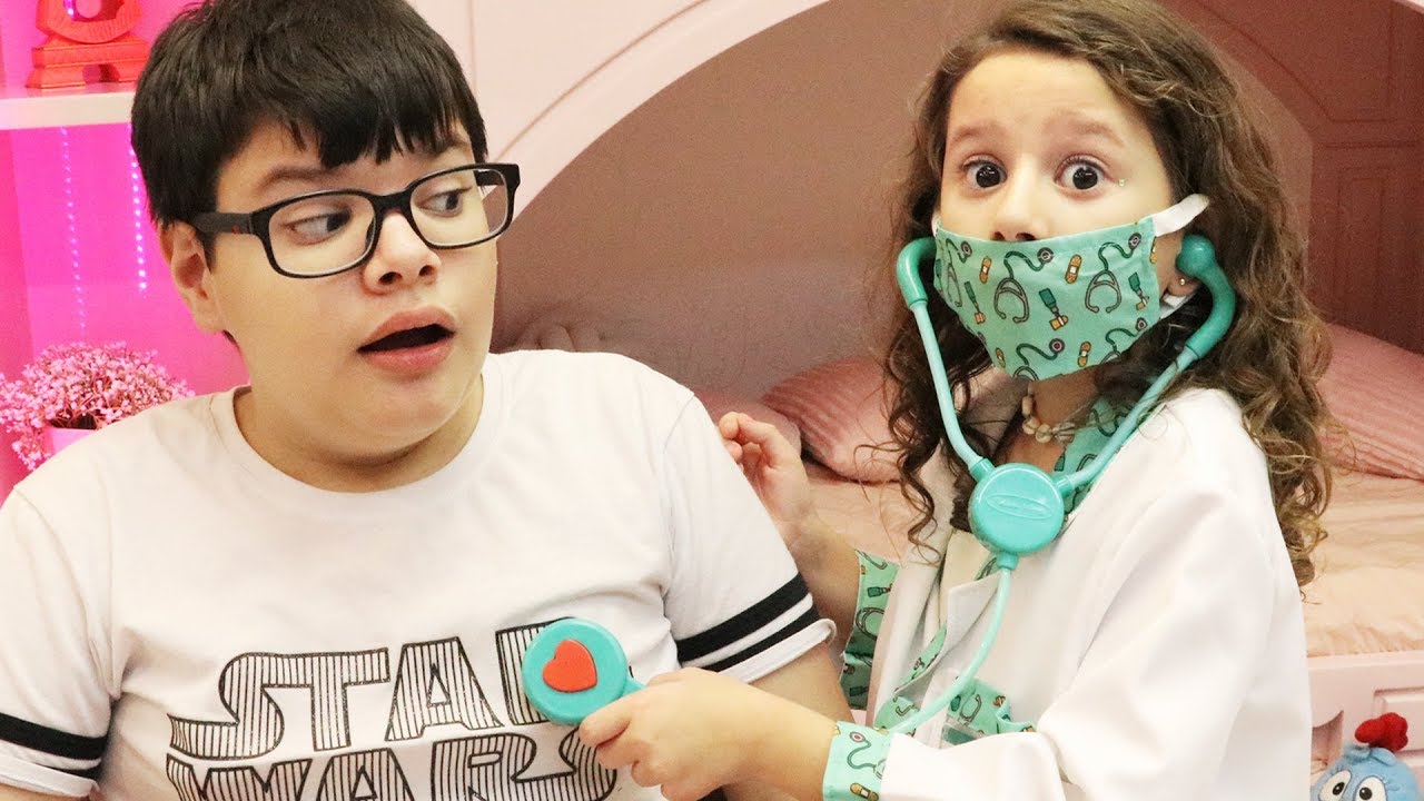 Valentina médica por um dia e salva o Victor Gabriel ♥ Pretend Play With Doctor