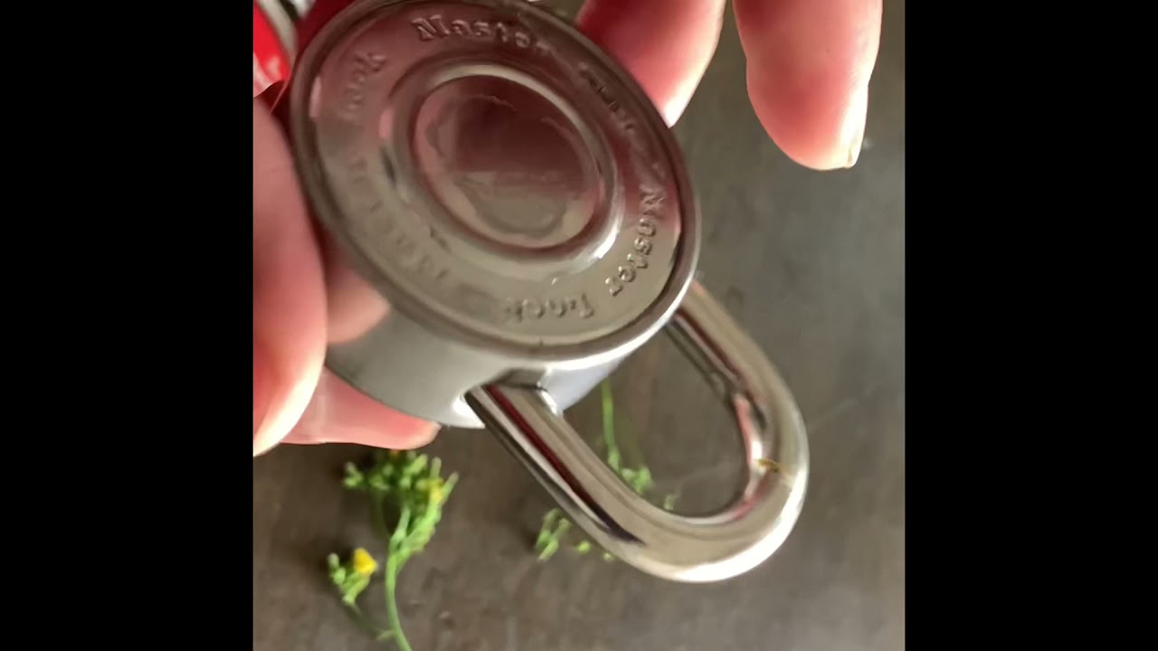 Open key Master lock . Cách mở và đóng chìa khoá Master lock rất dễ dàng .